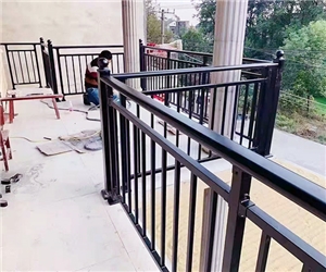 陽臺(tái)護(hù)欄